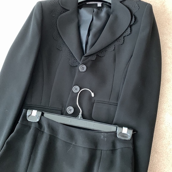 Woman’s suit - Picture 3 of 5